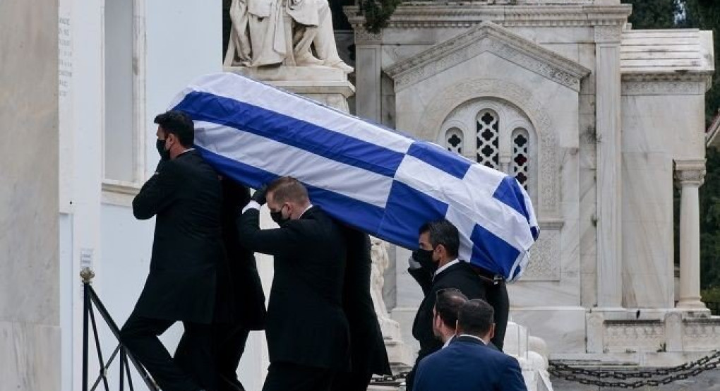 Μανώλης Γλέζος: Αποχαιρετισμός στον τελευταίο παρτιζάνο - Μεσίστια η σημαία στην Ακρόπολη