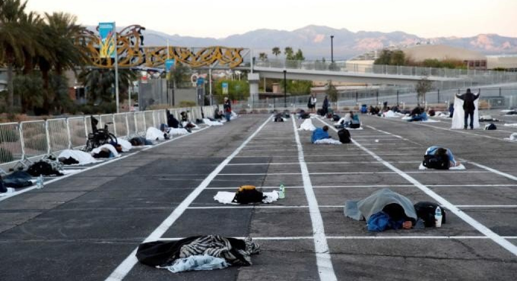 Εικόνα γροθιά στο στομάχι: Άστεγοι κοιμούνται με απόσταση 2 μέτρων σε ανοικτό πάρκινγκ στο Λας Βέγκας