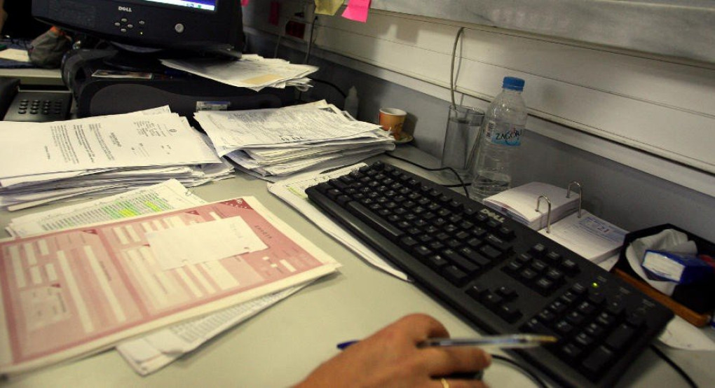 Κορωνοϊός: Πέντε SOS για μισθούς, συμβάσεις και άδειες