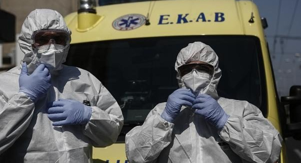 Η κάμερα του ΑΠΕ-ΜΠΕ καταγράφει βήμα-βήμα τη μάχη του ΕΚΑΒ κατά της Covid-19