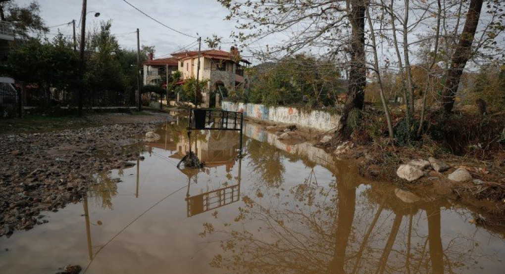 Στο έλεος της κακοκαιρίας κεντρική και βόρεια Ελλάδα -Πλημμύρες, κατολισθήσεις και ζημιές στο οδικό δίκτυο 