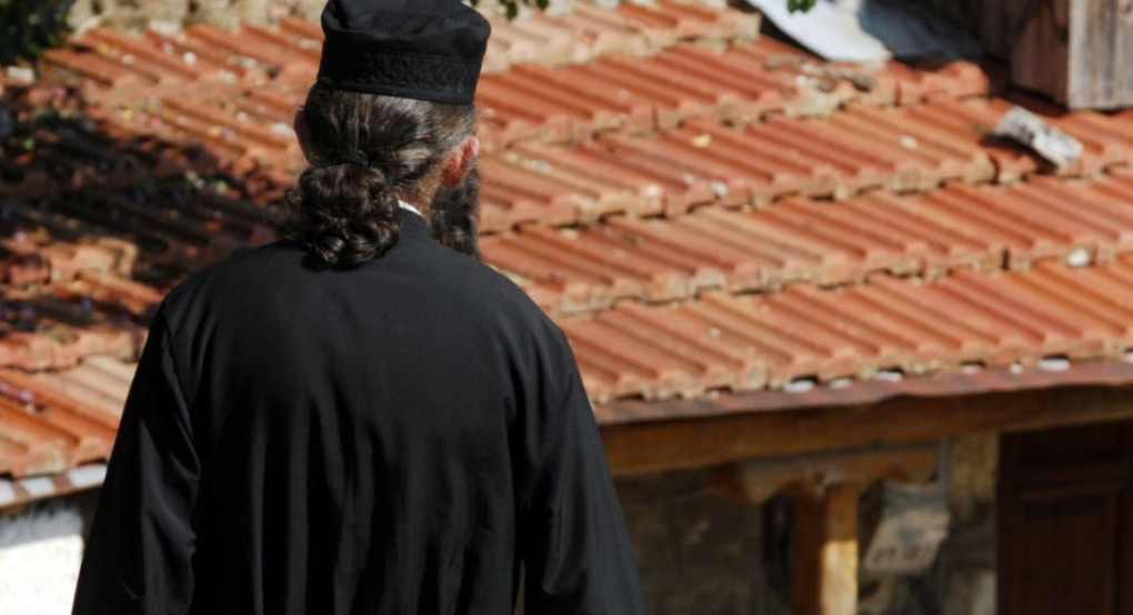 Ιερέας έκλεινε μέσω sms «ραντεβού» με πιστούς για να κοινωνήσουν