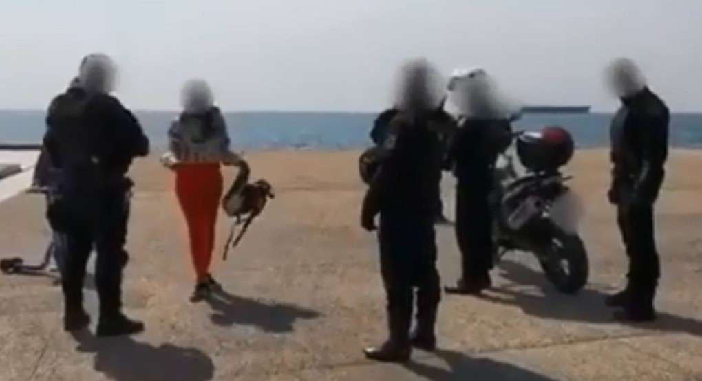 Απαγόρευση κυκλοφορίας - Θεσσαλονίκη: Τα «πήρε» με την κλειστή παραλία, κατήγγειλε... συνωμοσία και έσκισε την κλήση!