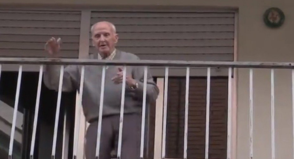 100χρονος εμψυχώνει τους συμπατριώτες του χορεύοντας φλαμένκο καθημερινά 