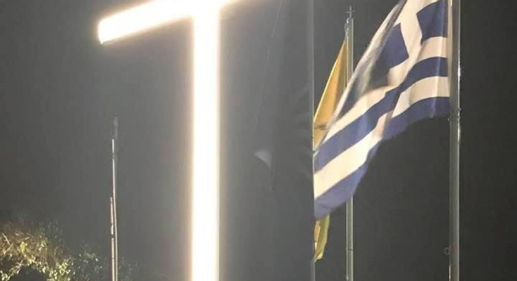 Εντυπωσιακός σταυρός φωτίζει τον κάμπο
