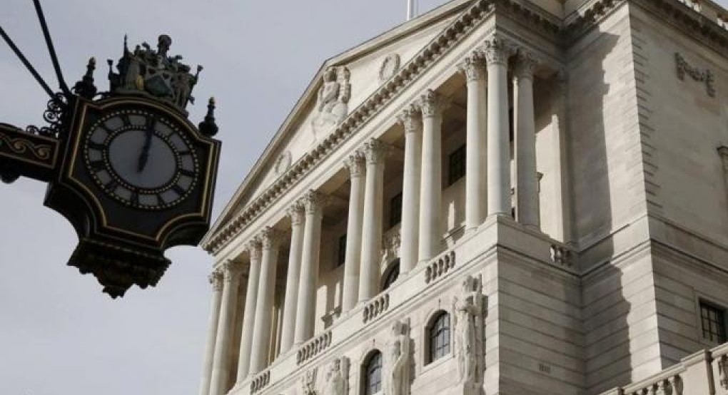 Απόφαση σταθμός στη Βρετανία: «Κόβει» χρήμα η κεντρική τράπεζα για την κορωνοκρίση