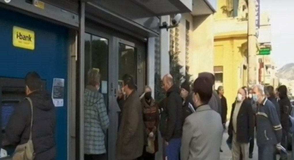 Απαγόρευση κυκλοφορίας: Έρχονται χρονικοί περιορισμοί στις μετακινήσεις - Ουρές συνταξιούχων έξω από τράπεζες