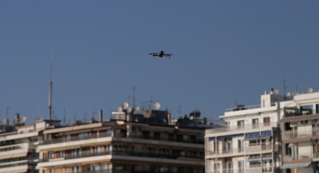 Με drone ενημερώνονται οι πολίτες στην παραλία για τα μέτρα μη διάδοσης του COVID-19