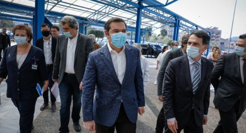 Αλ. Τσίπρας στο «Αττικόν»: Ήρθα για να συγχαρώ και να ευχαριστήσω το προσωπικό του νοσοκομείου