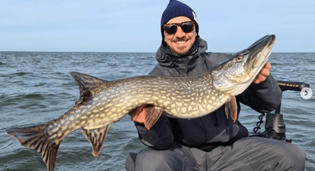 Ο κόσμος είναι σε καραντίνα και ο Ζλάταν πήγε για ψάρεμα!