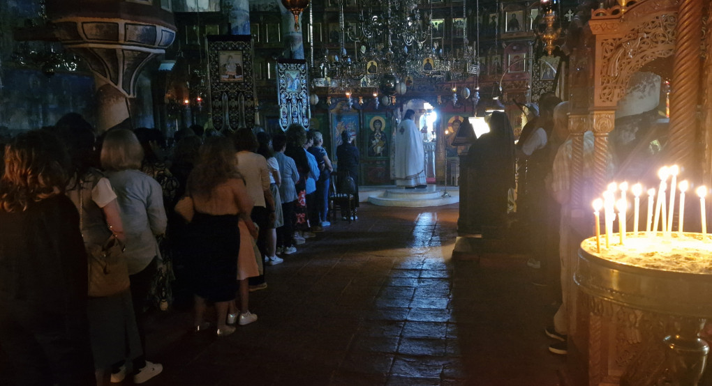 Πλήθος πιστών στην Ιερά Μονή Αρχαγγέλου Μιχαήλ Αλμωπίας για την Κυριακή των Αγίων Πάντων