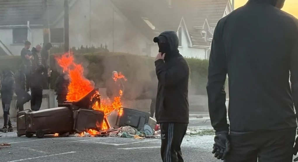 Χάος στη Βόρεια Ιρλανδία: Βόμβες μολότοφ και κανόνια νερού στους δρόμους του Μπέλφαστ