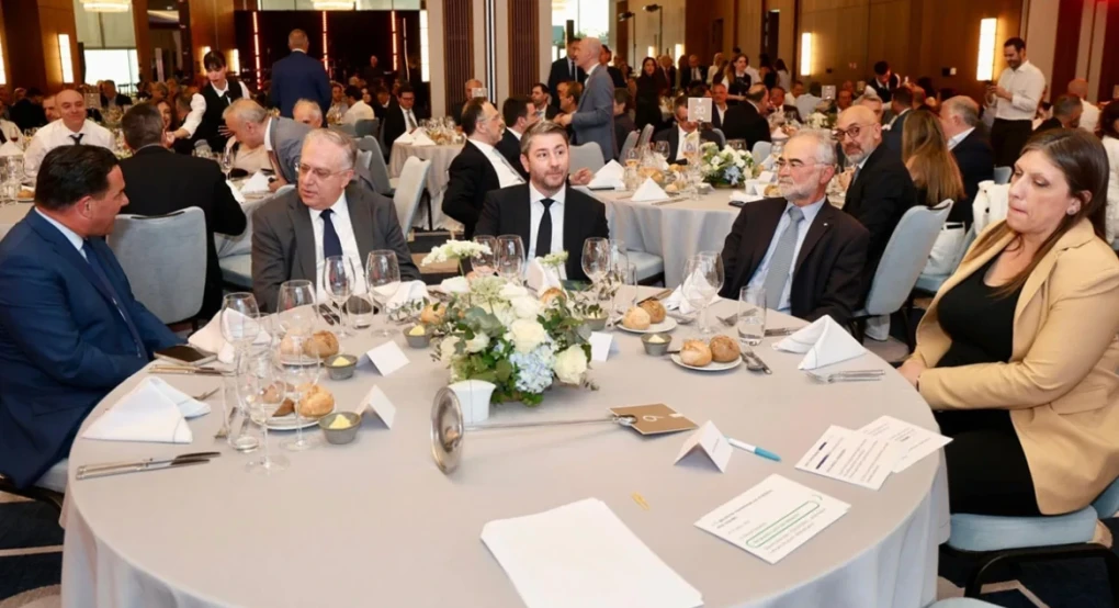 Η πιο αμήχανη στιγμή: Έβαλαν Γεωργιάδη, Ανδρουλάκη και Κωνσταντοπούλου στο ίδιο τραπέζι, δεν αντάλλαξαν κουβέντα