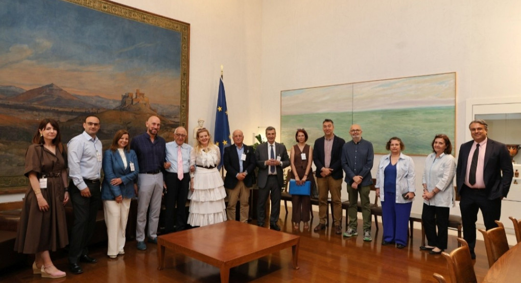 Τη Χάρτα της ΕΠΕ υπέγραψε ο Πρόεδρος της Βουλής