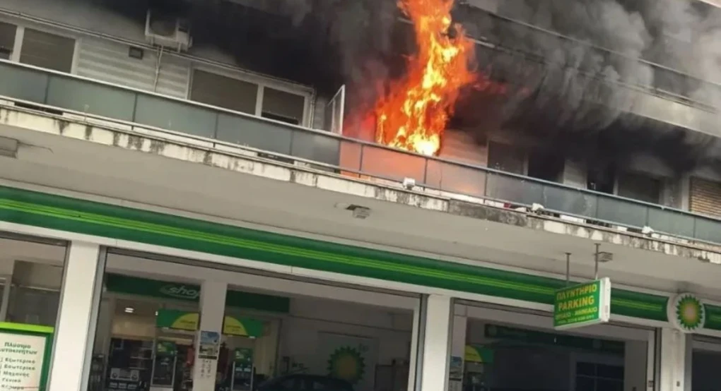 Θεσσαλονίκη: Φωτιά σε διαμέρισμα πάνω από βενζινάδικο - Απεγκλωβίστηκαν δύο άτομα από το μπαλκόνι