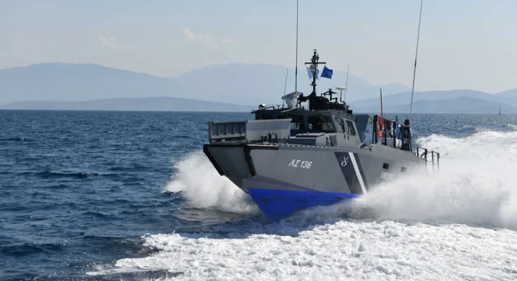 Ακυβέρνητο τουριστικό καταμαράν με 12 αλλοδαπούς επιβάτες βόρεια της Δήλου, μεγάλη επιχείρηση του Λιμενικού