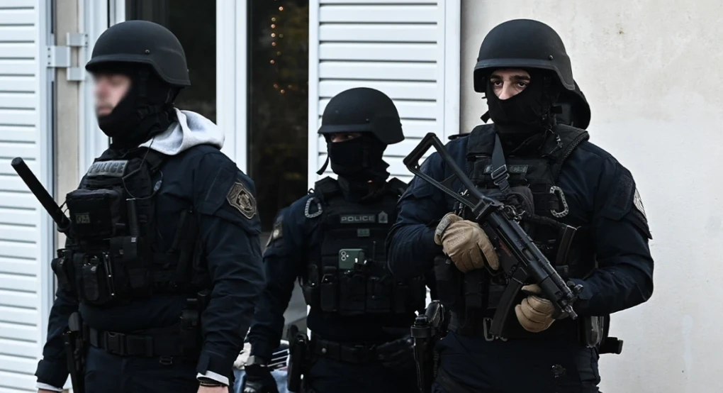 Στο μικροσκόπιο του ελληνικού FBI η οικογένεια Ρομά με το ελικοδρόμιο και τις ψεύτικες χρυσές λίρες – Σε εξέλιξη επιχείρηση στη Λάρισα