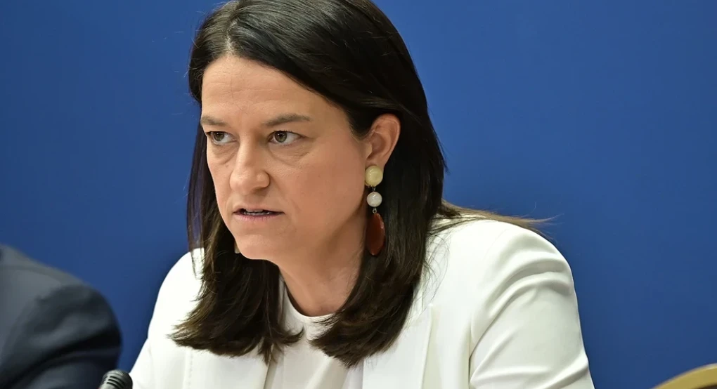 Η Κεραμέως παρουσίασε τους άξονες του νέου νομοσχεδίου για την επαγγελματική ασφάλιση – Τι περιλαμβάνει
