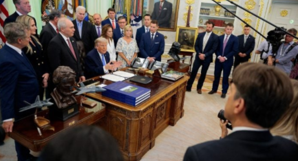 Tραμπ: Με μυστική αποστολή του στρατού βγάλαμε 100 εκατ. βαρέλια πετρελαίου μέσα από το Ορμούζ