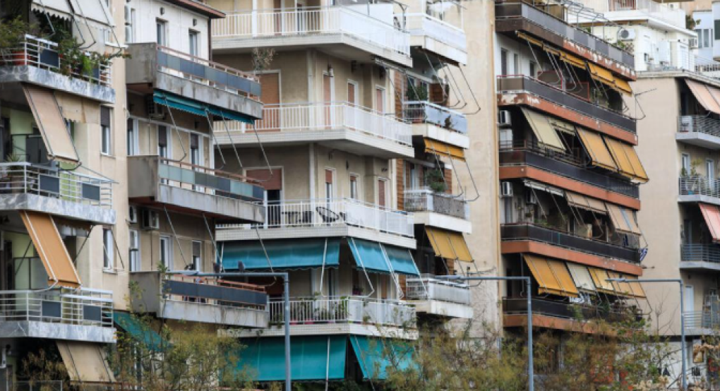 Σε ποια ηλικία παίρνουν το πρώτο τους σπίτι οι Ευρωπαίοι: Στον πάτο της λίστας οι Έλληνες – Αγοράζουν μετά τα 35