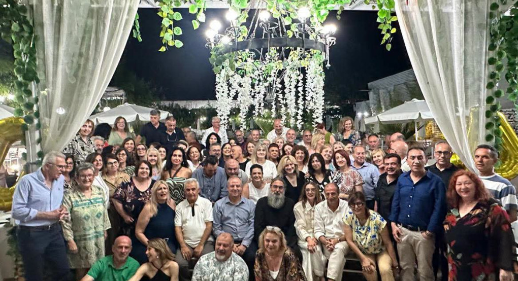 40 χρόνια μετά: Ο Διονύσης Σταμενίτης αντάμωσε ξανά με τους συμμαθητές του στα Γιαννιτσά