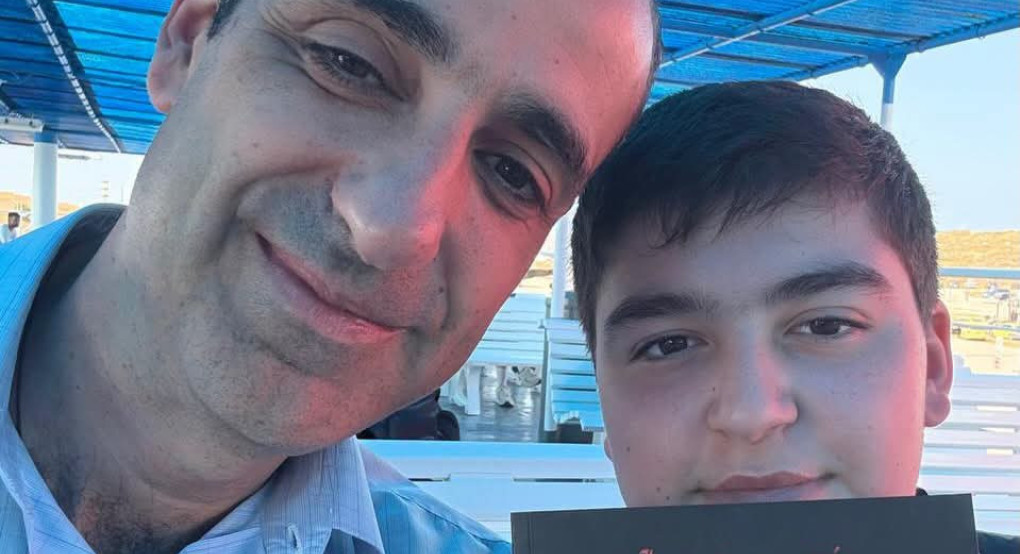 Στιγμές πατέρα και γιου: Ο Γρηγόρης Δημητριάδης ταξιδεύει στην Τζιά με τον γιο του και… λίγο Αρκά