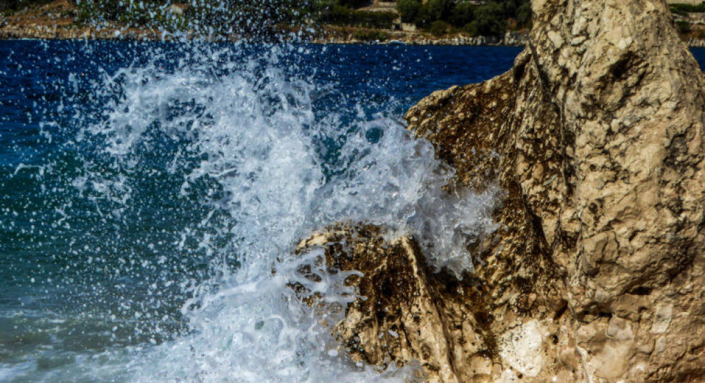 Καιρός: Ενισχύονται οι βοριάδες, επιμένουν οι τοπικές μπόρες – Πού θα δούμε 35άρια