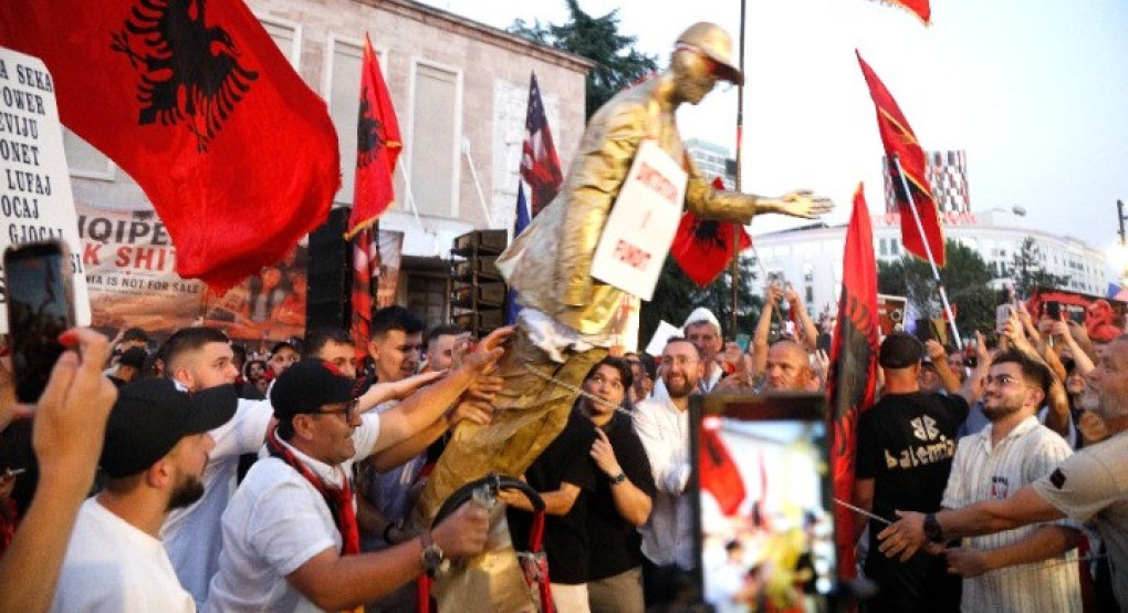 "Η Αλβανία δεν πωλείται" - Νέα, μαζική κινητοποίηση στα Τίρανα κατά του σχεδίου ανέγερσης τουριστικού συγκροτήματος