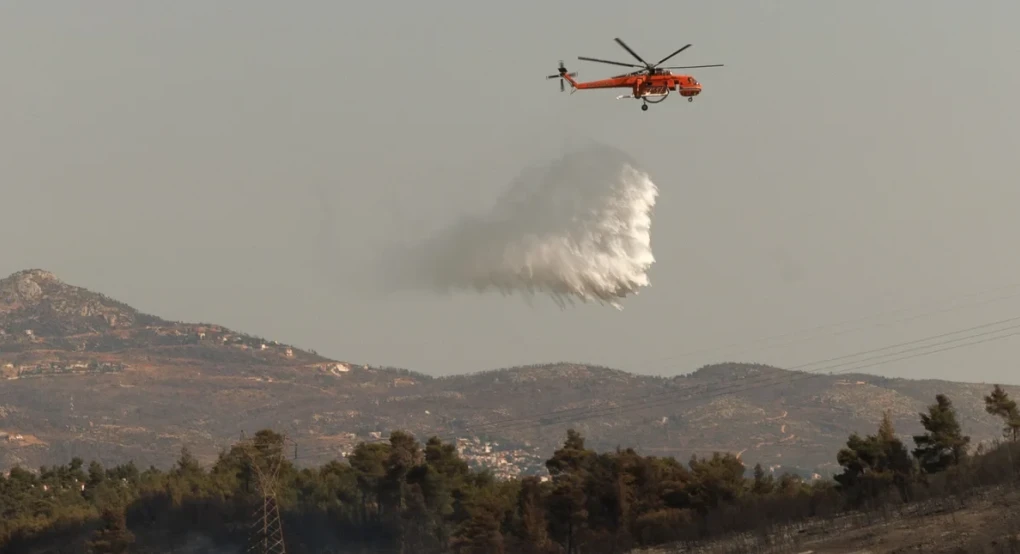 Φωτιά στη Λούτσα Εύβοιας -Επιχειρούν 5 εναέρια μέσα