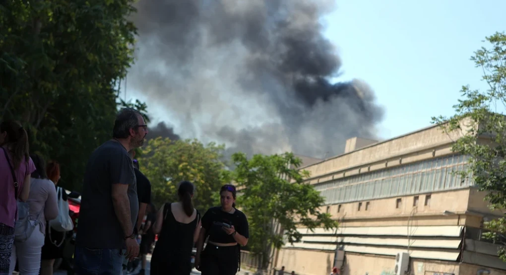 Μαίνεται η φωτιά στο εργοστάσιο πλαστικών στο Αιγάλεω – Καίγονται εύφλεκα υλικά