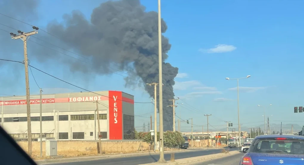 Έντεκα τραυματίες από τη φωτιά στον Ασπρόπυργο, οι 3 διασωληνωμένοι - Παραμένουν ισχυρές δυνάμεις της Πυροσβεστικής στο σημείο