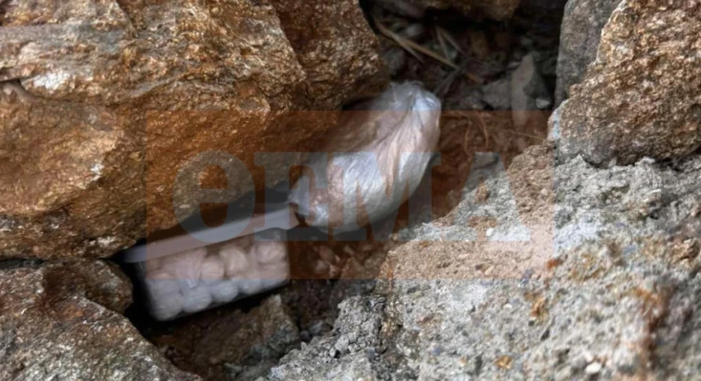 Οι βράχοι έκρυβαν ναρκωτικά: Οι υπαίθριες «καβάτζες» 31χρονου διακινητή που συνελήφθη στη Μύκονο