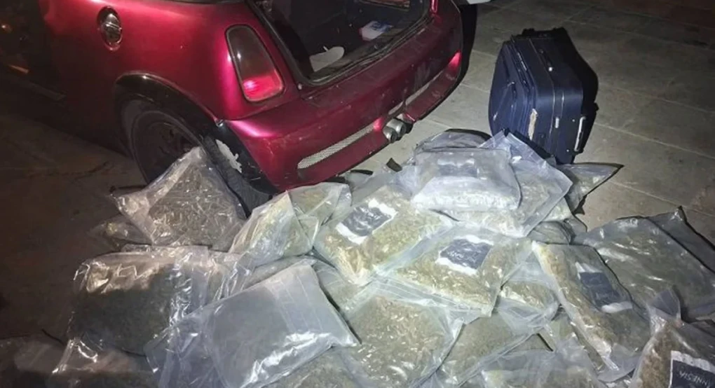 Καταδίωξη στην Αγία Παρασκευή με Mini Cooper που κουβαλούσε πάνω από 61 κιλά κάνναβης