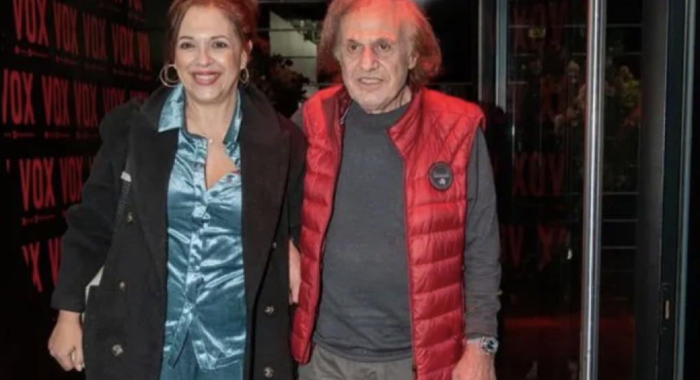 Βασίλης Παπακωνσταντίνου: Έγινε 76 και το γιόρτασε στη σκηνή – Η έκπληξη της Ελένης Ράντου