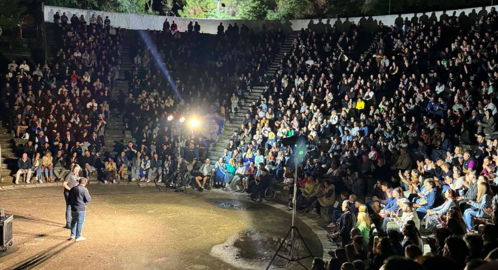 Αλέξανδρος Τσουβέλας: Δώρισε απινιδωτή στον Δήμο Έδεσσας – Συγκινητική κίνηση μετά τη μεγάλη παράσταση στη Γαβαλιώτισσα
