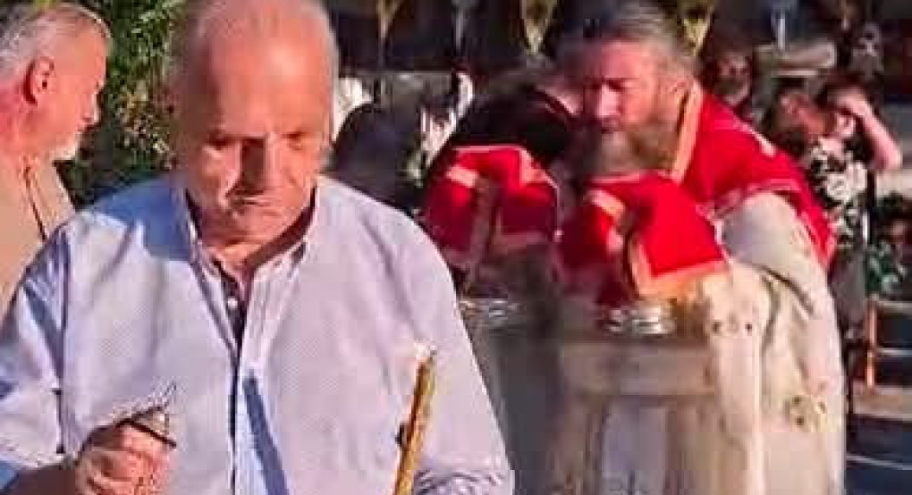 Δημήτρης Γιάννου: «Εδώ δεν μετράει το αξίωμα» – Διακόνησε ως νεωκόρος στο εξωκλήσι της Αγίας Παρασκευής