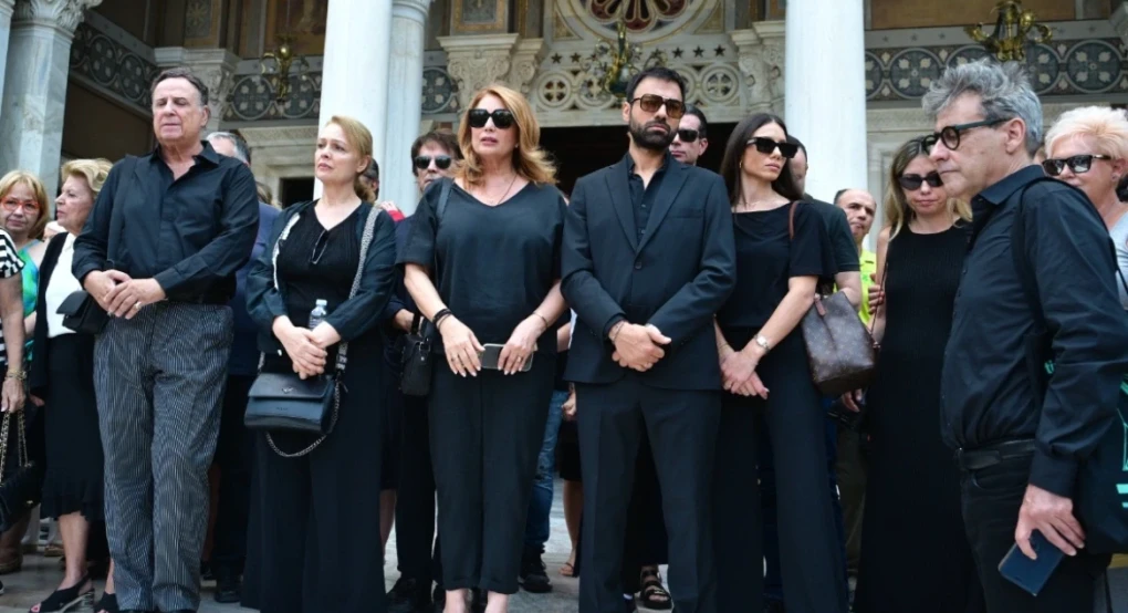 Το τελευταίο χειροκρότημα στη Μάρω Κοντού και οι συγκινητικοί επικήδειοι: «Ο Θεός δημιούργησε ένα πλάσμα αιθέριο, ελεύθερο και μαχητικό»