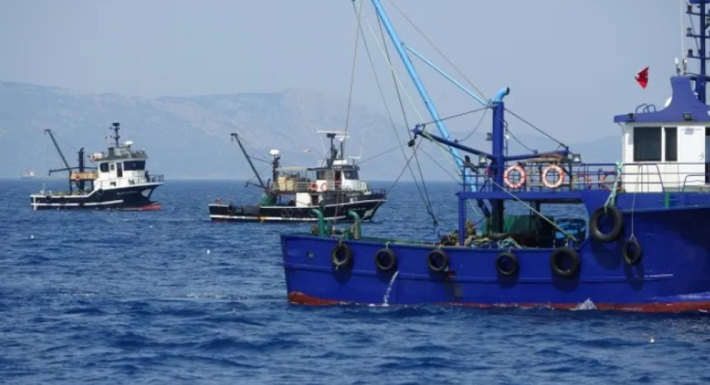 Καταστροφική και Παράνομη Αλιεία από 4 Τουρκικές Μηχανότρατες στα Ελληνικά Χωρικά Ύδατα μεταξύ Σάμου, Φούρνων και Πάτμου
