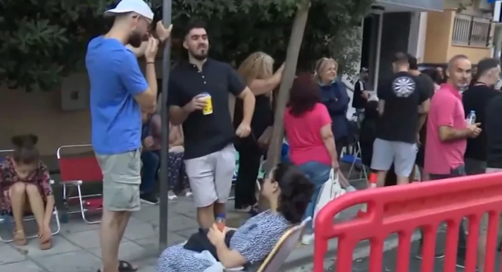 Κοιμήθηκαν έξω από το Α.Τ. Τούμπας στη Θεσσαλονίκη για να εκδώσουν διαβατήριο με την παλαιού τύπου ταυτότητα