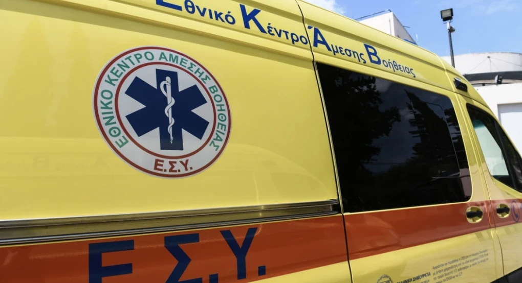 Γυναίκα στο λιμάνι της Άνδρου τραυματίστηκε όταν σχοινί πρόσδεσης πλοίου έσπασε το τζάμι του αυτοκινήτου της