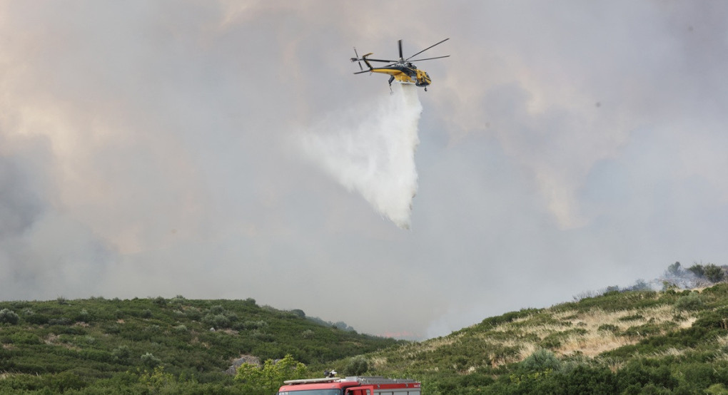Θεσσαλονίκη: Μαίνεται η φωτιά στο Δερβένι – Ενισχύθηκαν οι πυροσβεστικές δυνάμεις, ήχησε 112