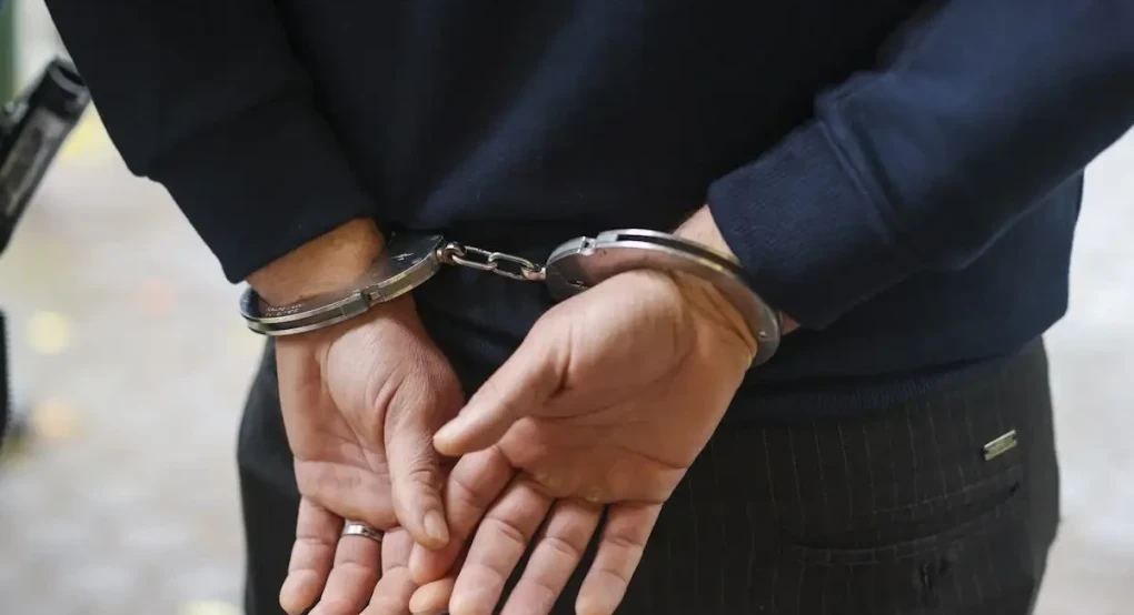 Κως: Χειροπέδες σε 30χρονο γιατί μέθυσε ανήλικη και προσπάθησε να την αποπλανήσει
