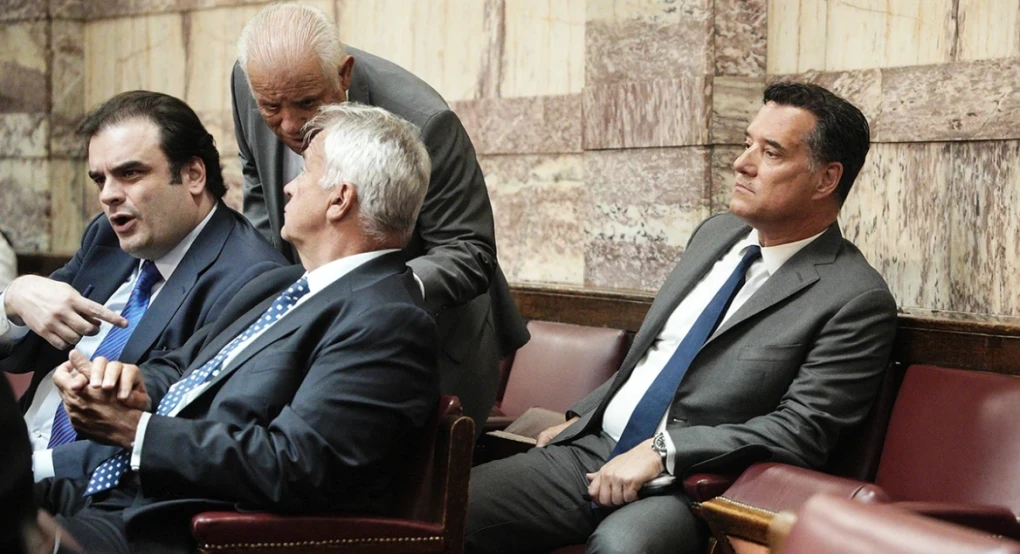 Τα παρασκήνια της ΚΟ της Νέας Δημοκρατίας: Η γαλαρία, οι αγκαλιές, το βιβλίο-μήνυμα και τα πηγαδάκια