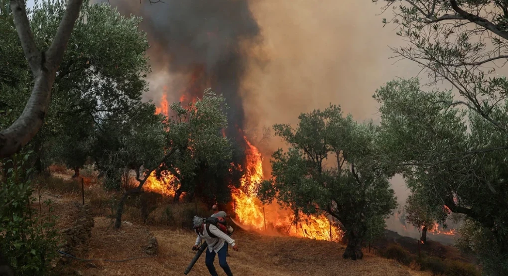 Μεγάλο πύρινο μέτωπο στο Ρέθυμνο -Δεν μπορούν να επιχειρήσουν τα εναέρια μέσα λόγω ισχυρών ανέμων
