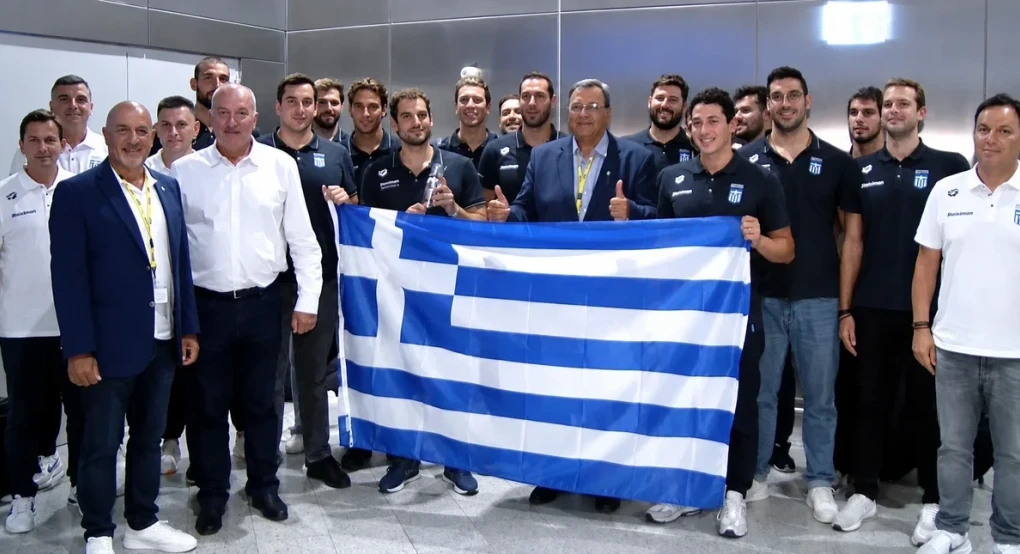 Η επιστροφή των «χρυσών» παιδιών: Η Εθνική πόλο έφτασε στην Ελλάδα ως κυπελλούχος κόσμου