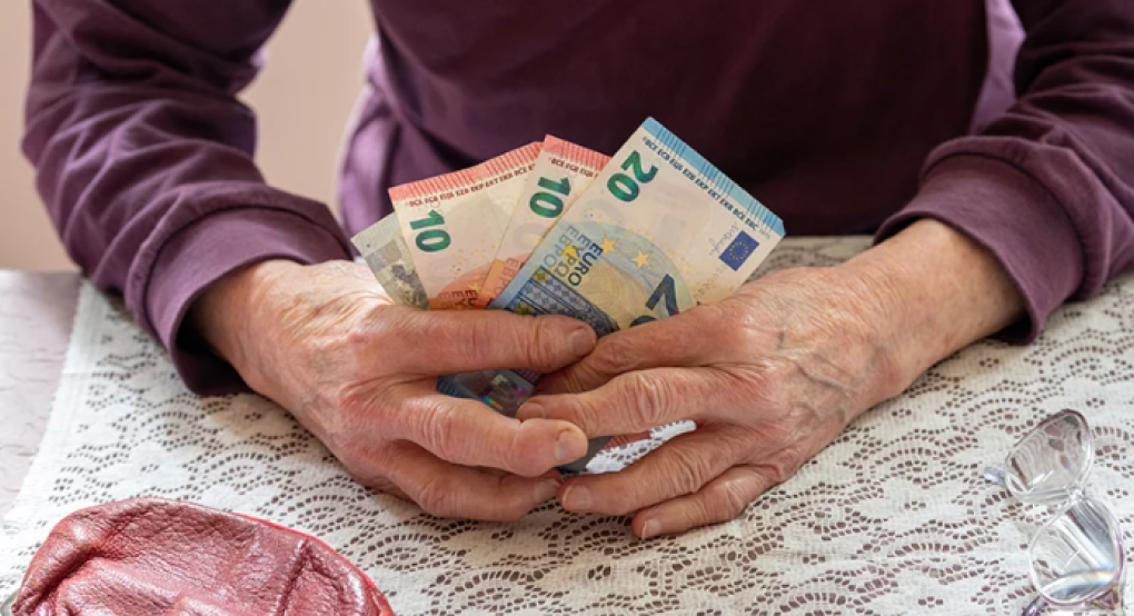 Συντάξεις χηρείας: Κατατέθηκε στη Βουλή η τροπολογία που καταργεί τις περικοπές