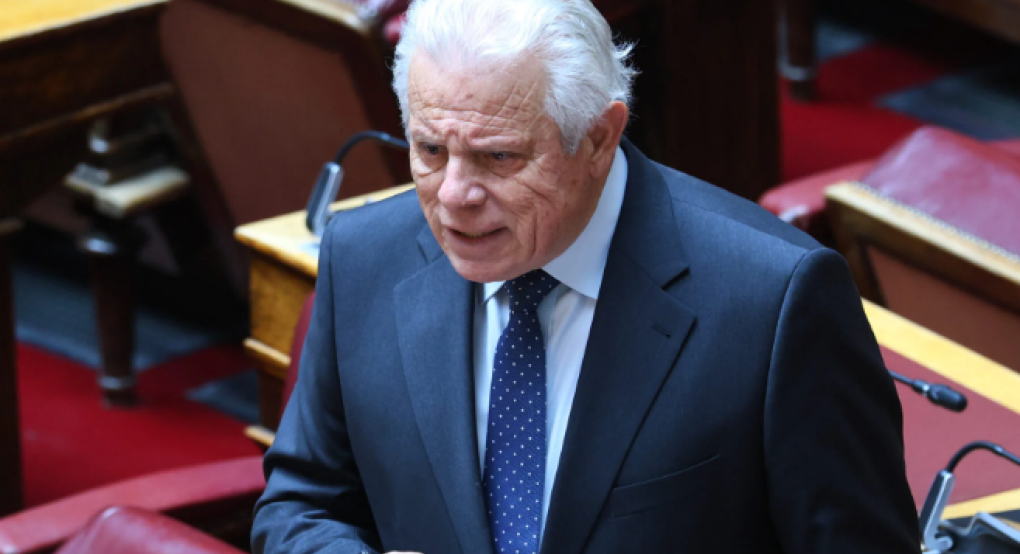 «Βόμβα» Βλάχου στη Βουλή: Ερώτηση απευθείας σε Μητσοτάκη για τα «σπιτάκια ανακύκλωσης»