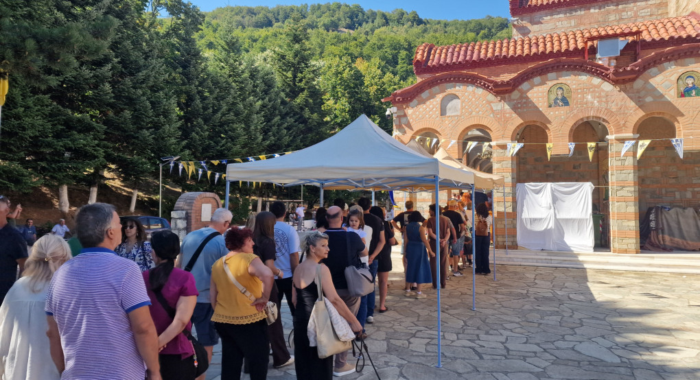Ουρές πιστών στην Παναγία Σουμελά – Συνεχίζεται το μεγάλο προσκύνημα στο Βέρμιο
