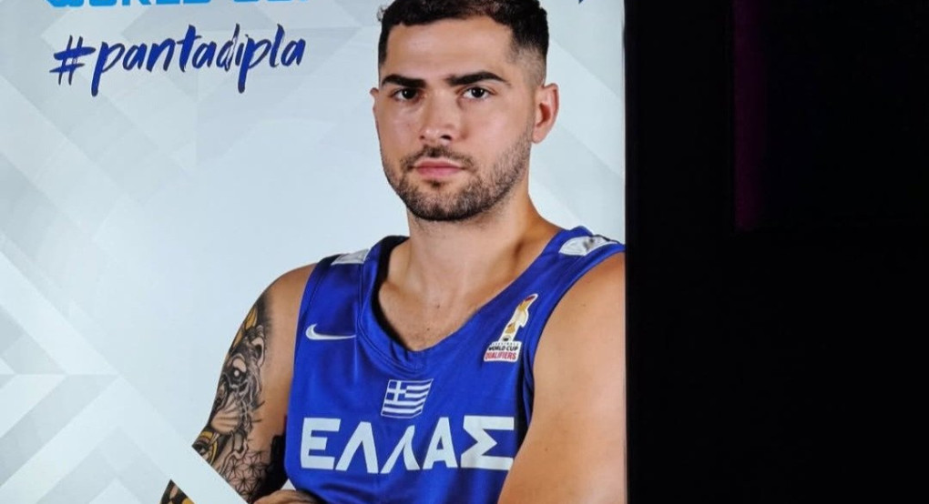 Καμαρώνει τον μπαμπά του ο μικρός Μάριος Τολιόπουλος