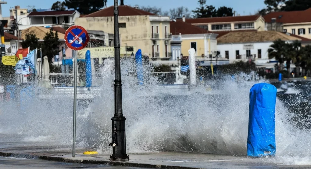 Καιρός: Σε red alert η χώρα, θυελλώδεις άνεμοι ως και 9 μποφόρ -Πού υπάρχει ακραίος κίνδυνος για πυρκαγιές